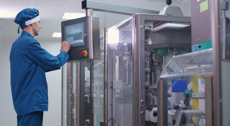 operador revisando un panel de control de un sistema automatizado en una planta de producción