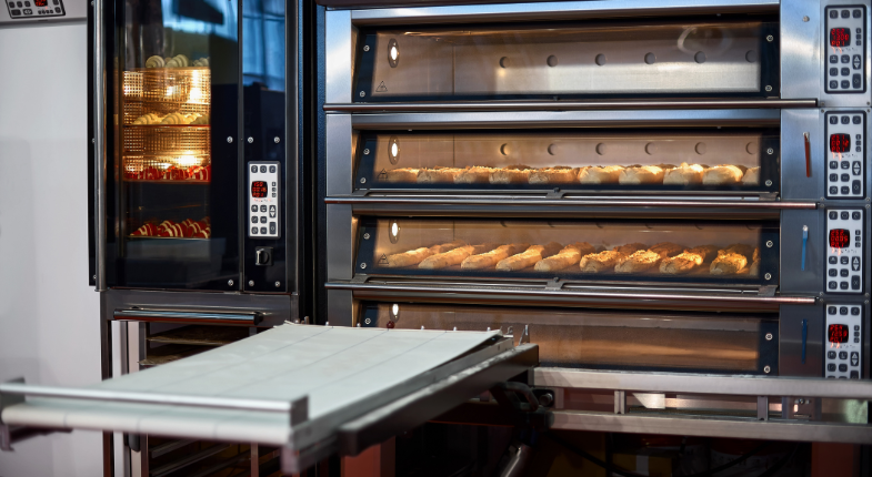 Horno industrial de panadería en funcionamiento.