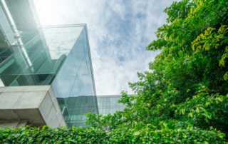 Edificio acristalado y moderno rodeado de naturaleza