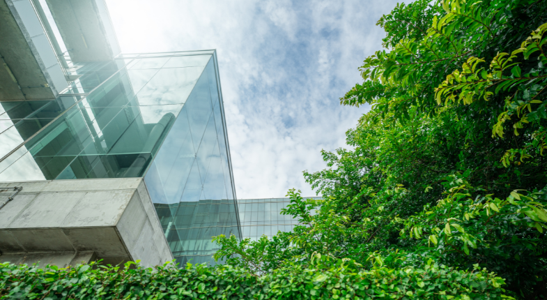 Edificio acristalado y moderno rodeado de naturaleza