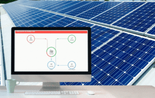 Paneles solares en un techo con un monitor mostrando datos en tiempo real sobre consumo y generación de energía solar